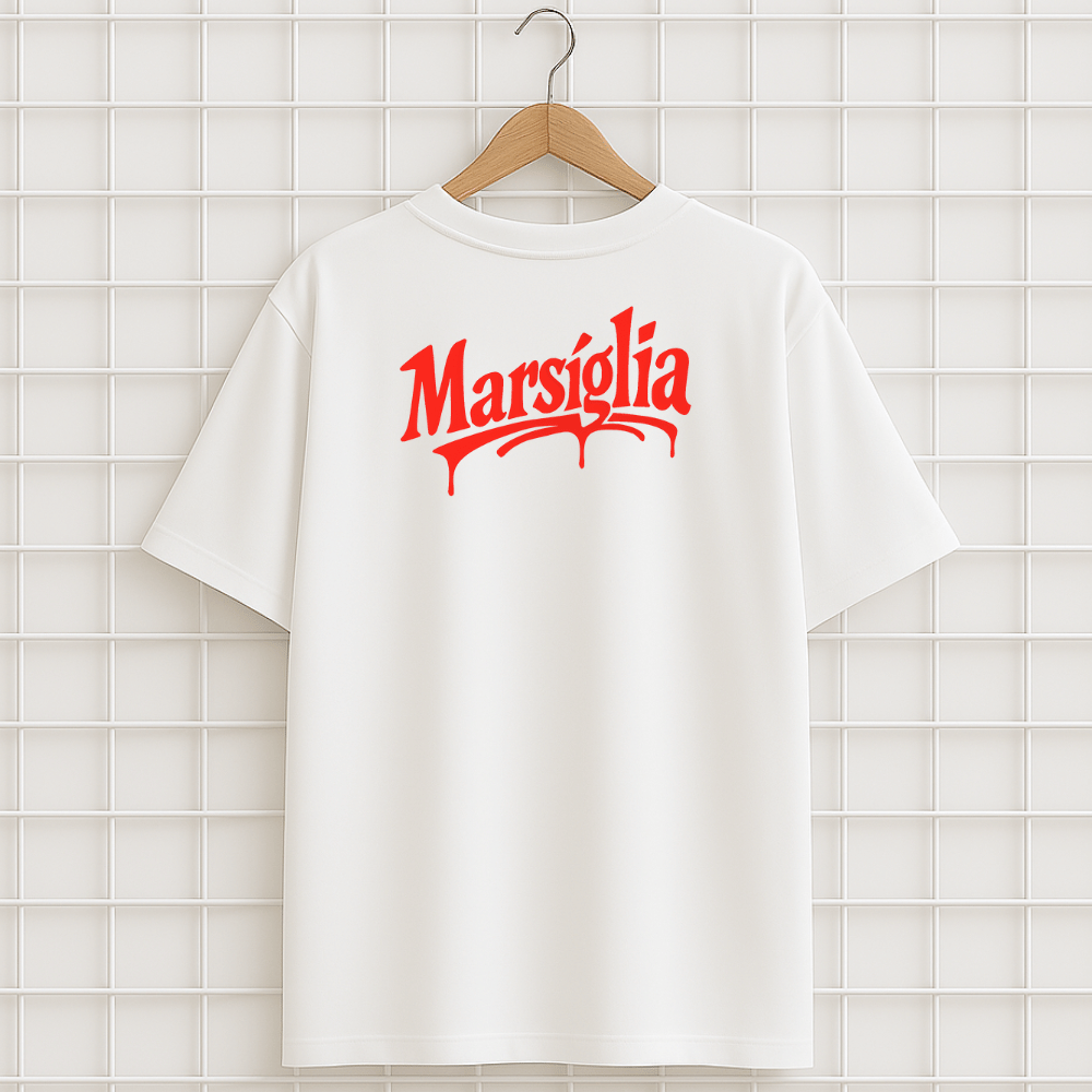 Un t-shirt blanc oversize avec écrit Marsiglia imprimé en rouge sur le dos.