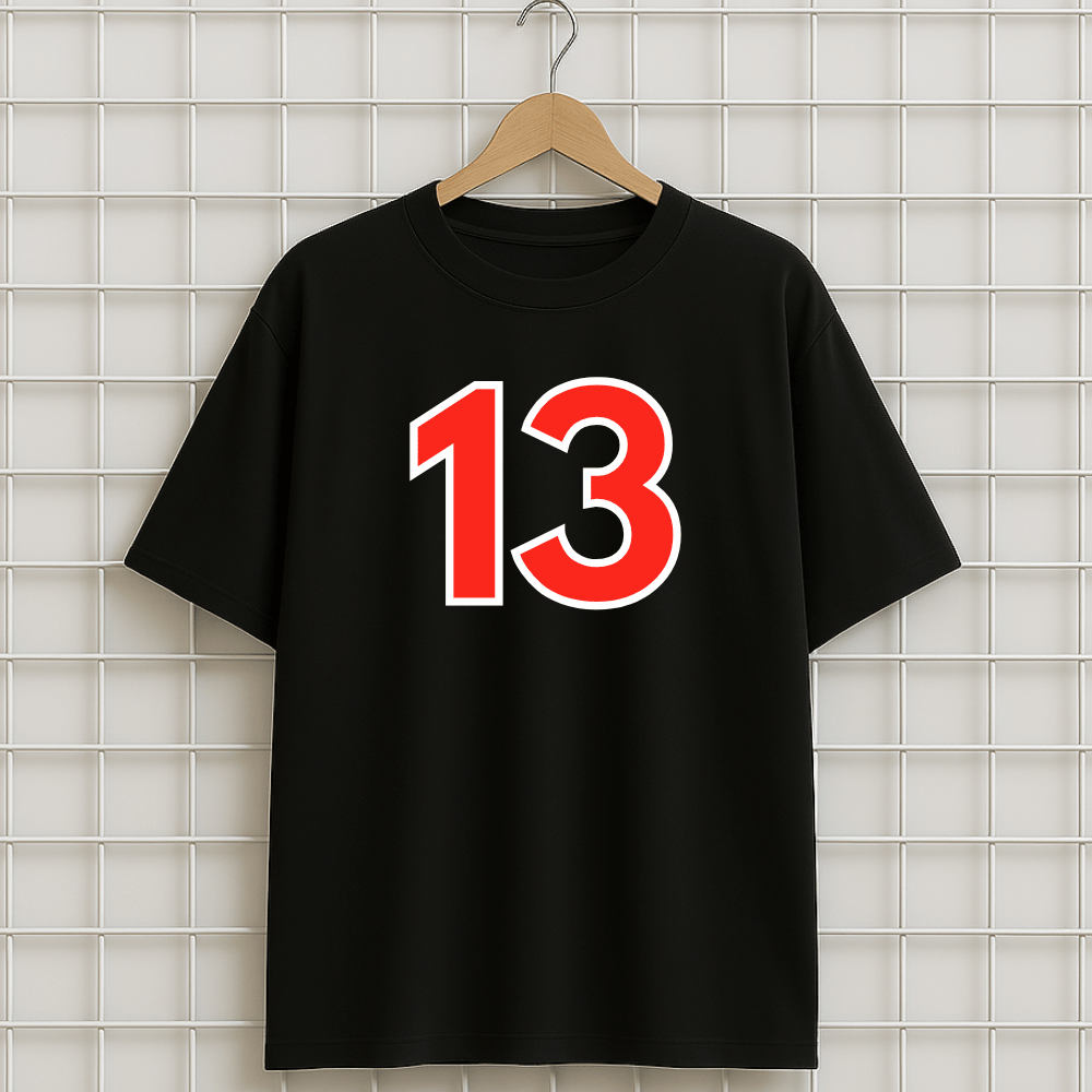 Un t-shirt noir Marseille oversize avec écrit Marsiglia imprimé en rouge sur le dos.