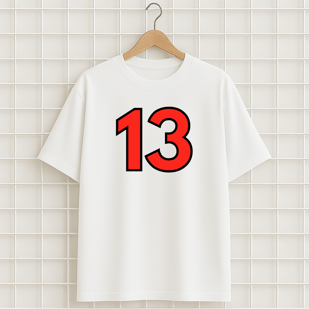 Un t-shirt blanc oversize avec écrit Marsiglia imprimé en rouge sur le dos.