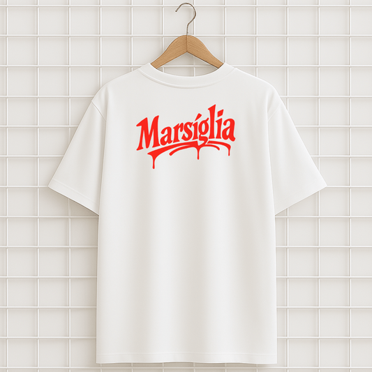 Un t-shirt blanc oversize avec écrit Marsiglia imprimé en rouge sur le dos.