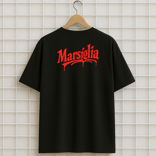 Un t-shirt noir Marseille oversize avec écrit Marsiglia imprimé en rouge sur le dos.